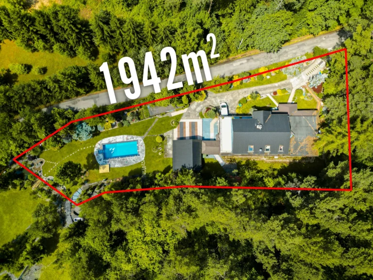 Ujęcie z góry z naniesionym oznaczeniem 1942 m²; powierzchnia do potwierdzenia, dom z ogrodem w Okleśnej